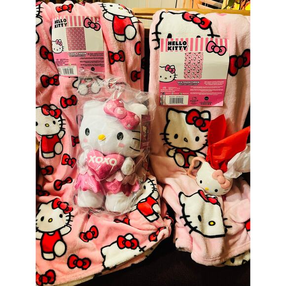Hello kitty charming bow and cozy. Bo kitty bundle throws 50 x 70 Sidestepper